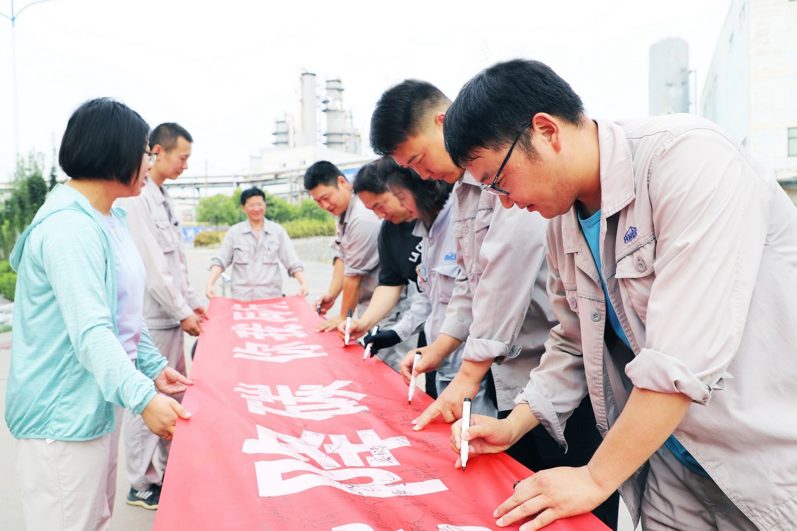 安陽園區(qū)開展節(jié)能宣傳周主題簽名活動_調整大小